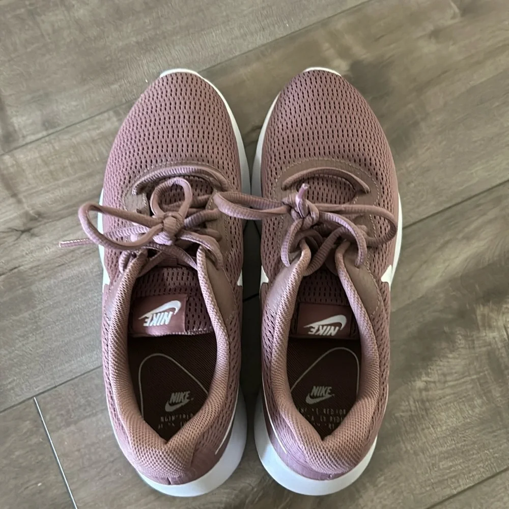 Size 7.5 Nike Women’s Tanjun - Picture 2 of 7